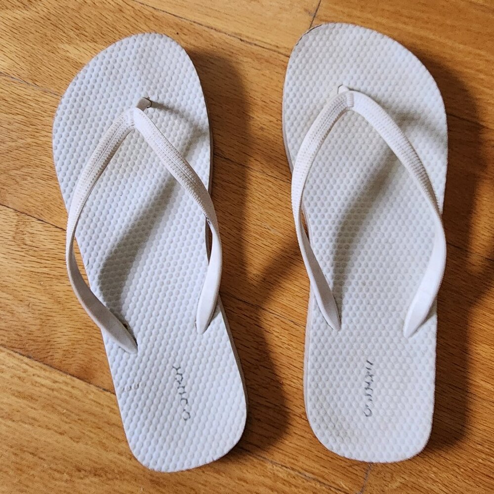 Old Navy White Flip Flops Size 9 - Picture 3 of 6